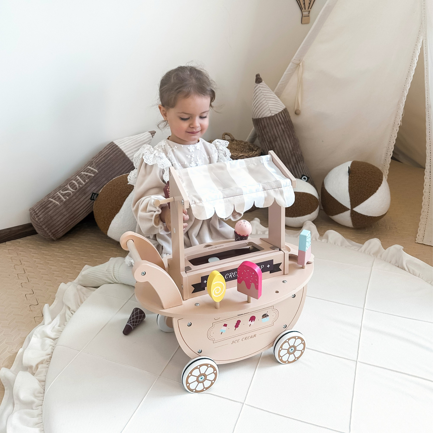 Puinen jäätelökioski lapsille - pyörillä varustettu kärry lisävarusteineen