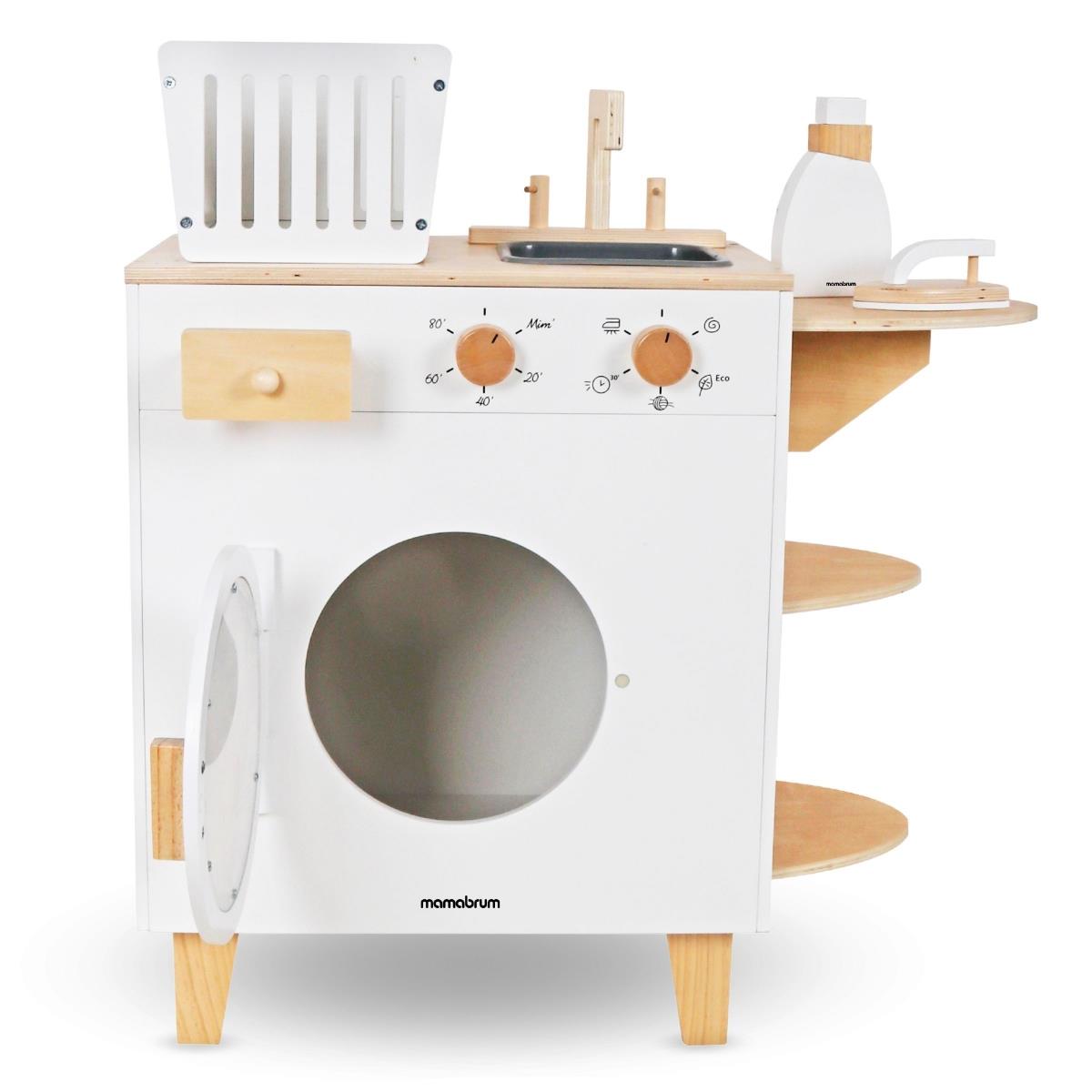 Puinen pyykinpesukone, jossa on silitysrauta, kori ja pesunestettä