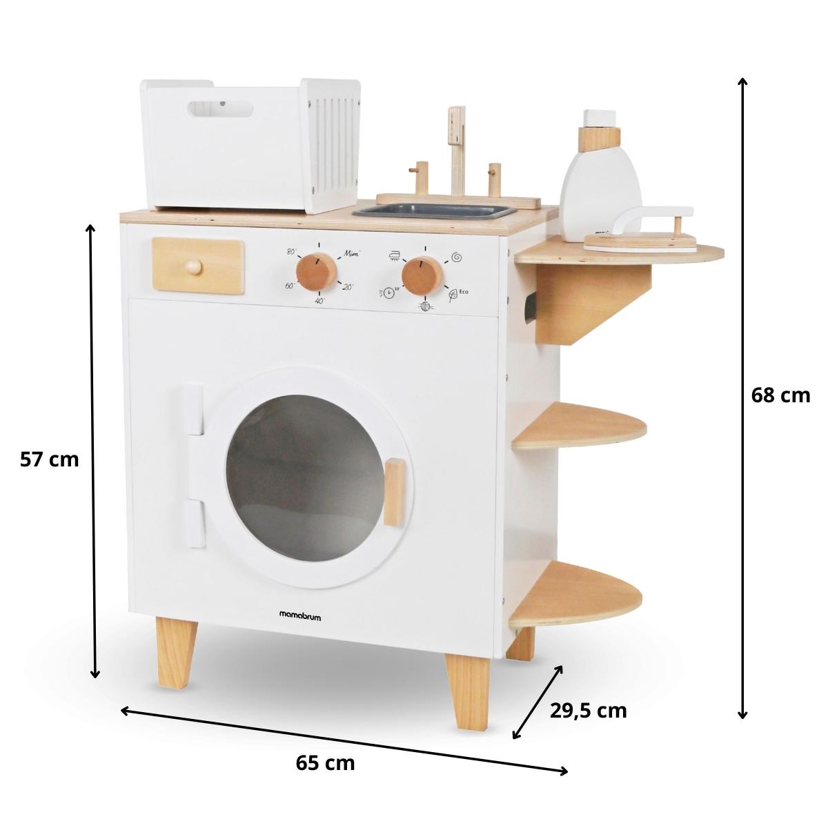 Puinen pyykinpesukone, jossa on silitysrauta, kori ja pesunestettä
