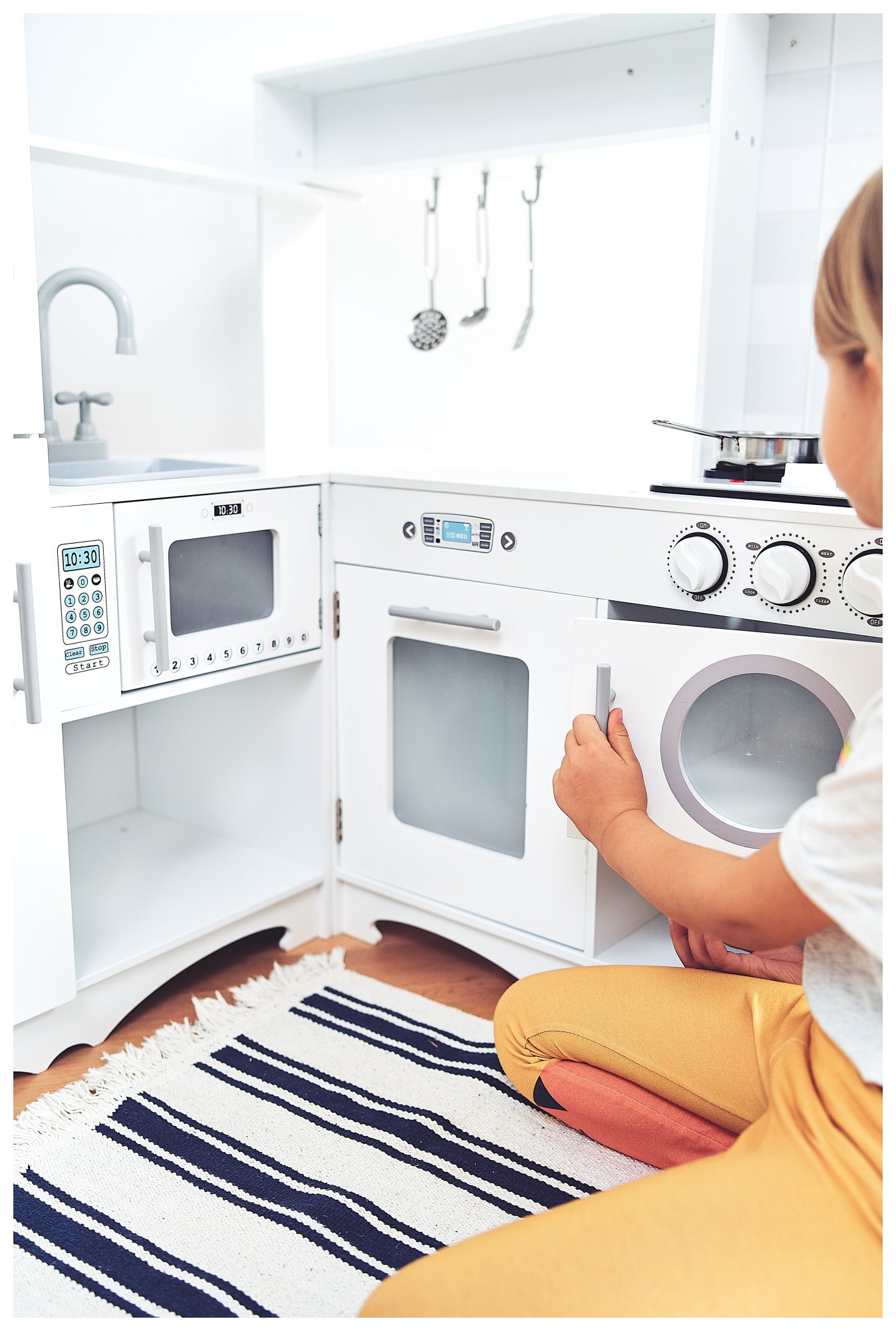 Kulma puinen XXXL-keittiö, jossa on jääkaappi, uuni, pesukone, esiliina ja tarvikkeet