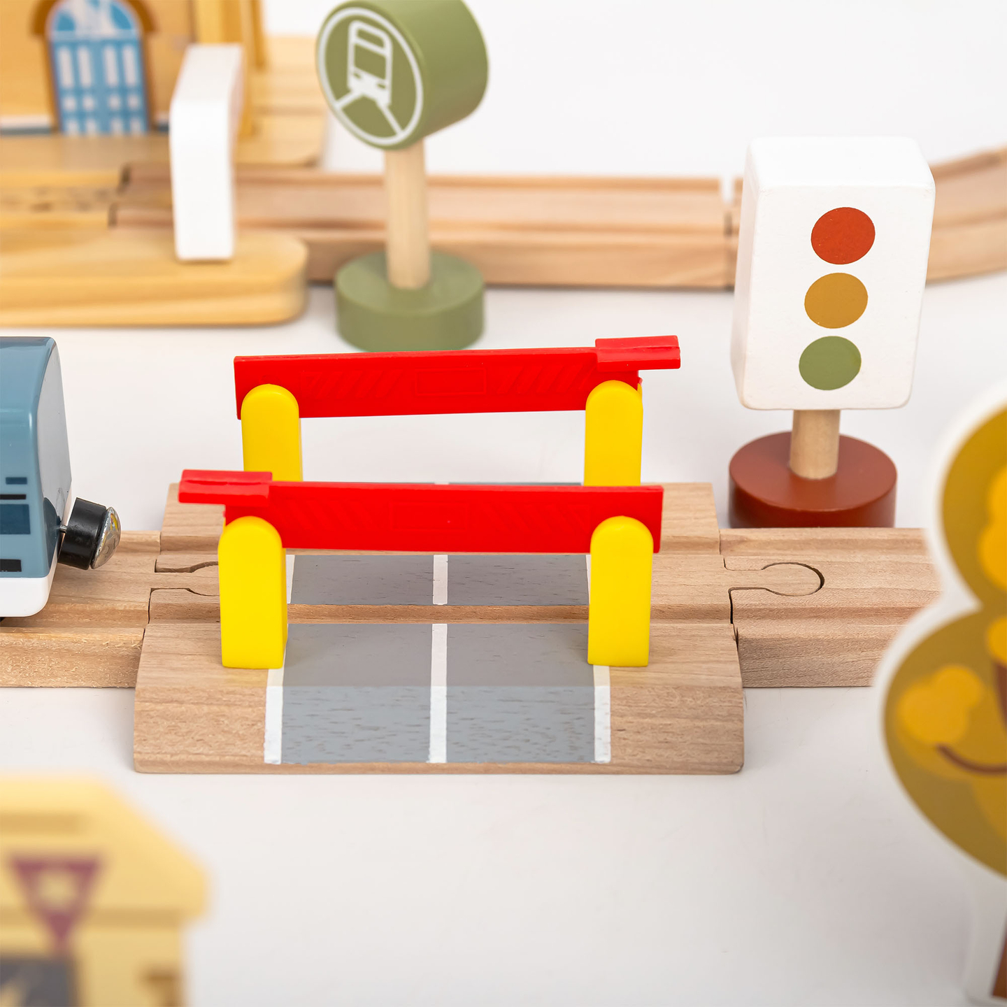 Puinen kaupungin rautatie sähköjunalla - liikkuva nosturi, laiva, sillat