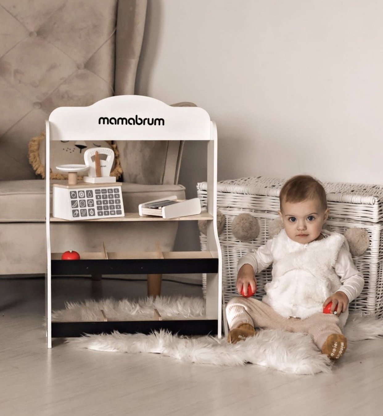 Minimarketti - kauppa, jossa on vaaka, terminaali, maksukortti ja hedelmiä