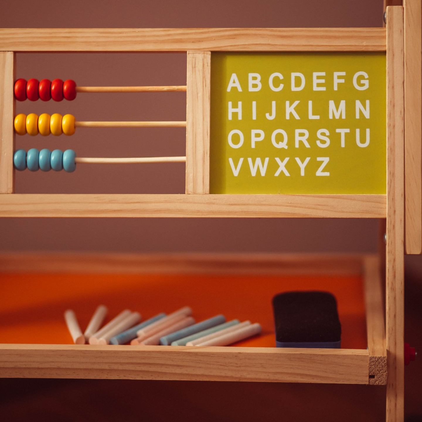 Suuri kaksipuolinen opettavainen taulu: magneettinen ja liitutaulu - kuivapyyhintätaulu, puinen