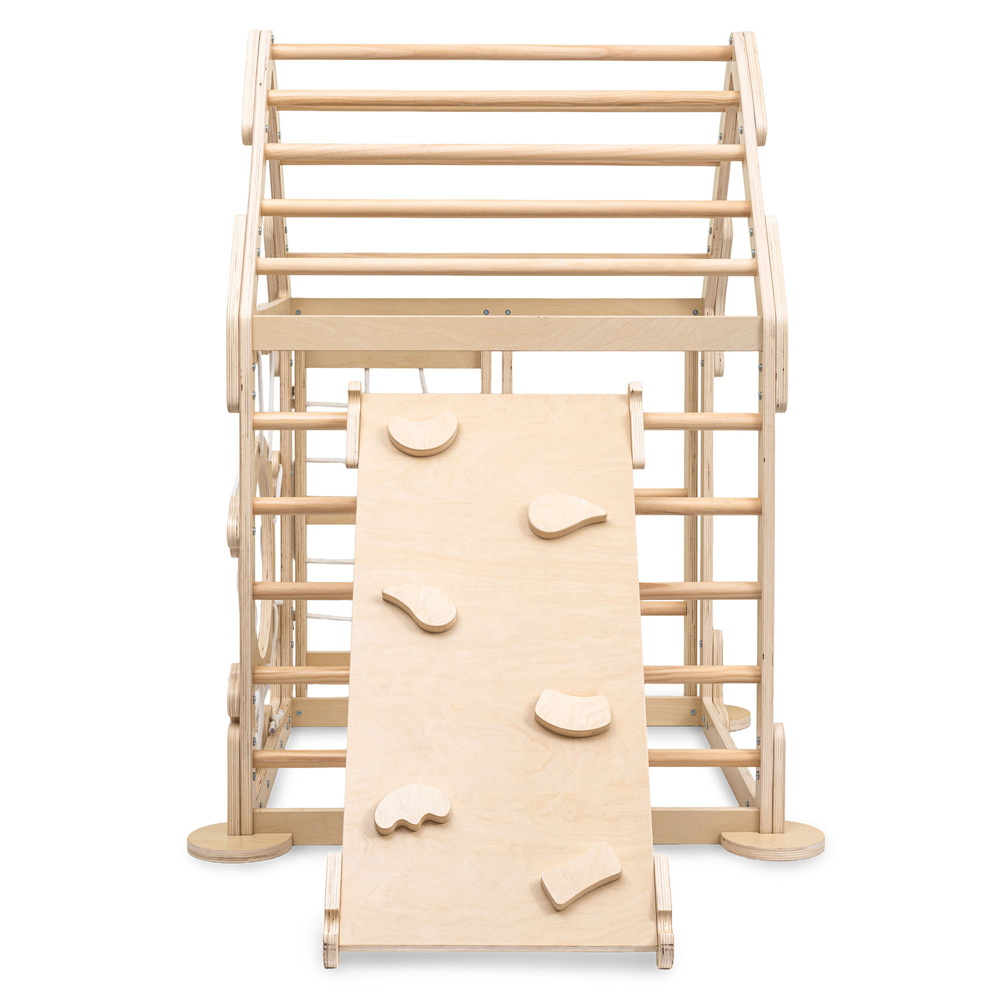 Puinen sisäleikkipuisto lapsille - talo, jossa on tikkaat ja liukumäki