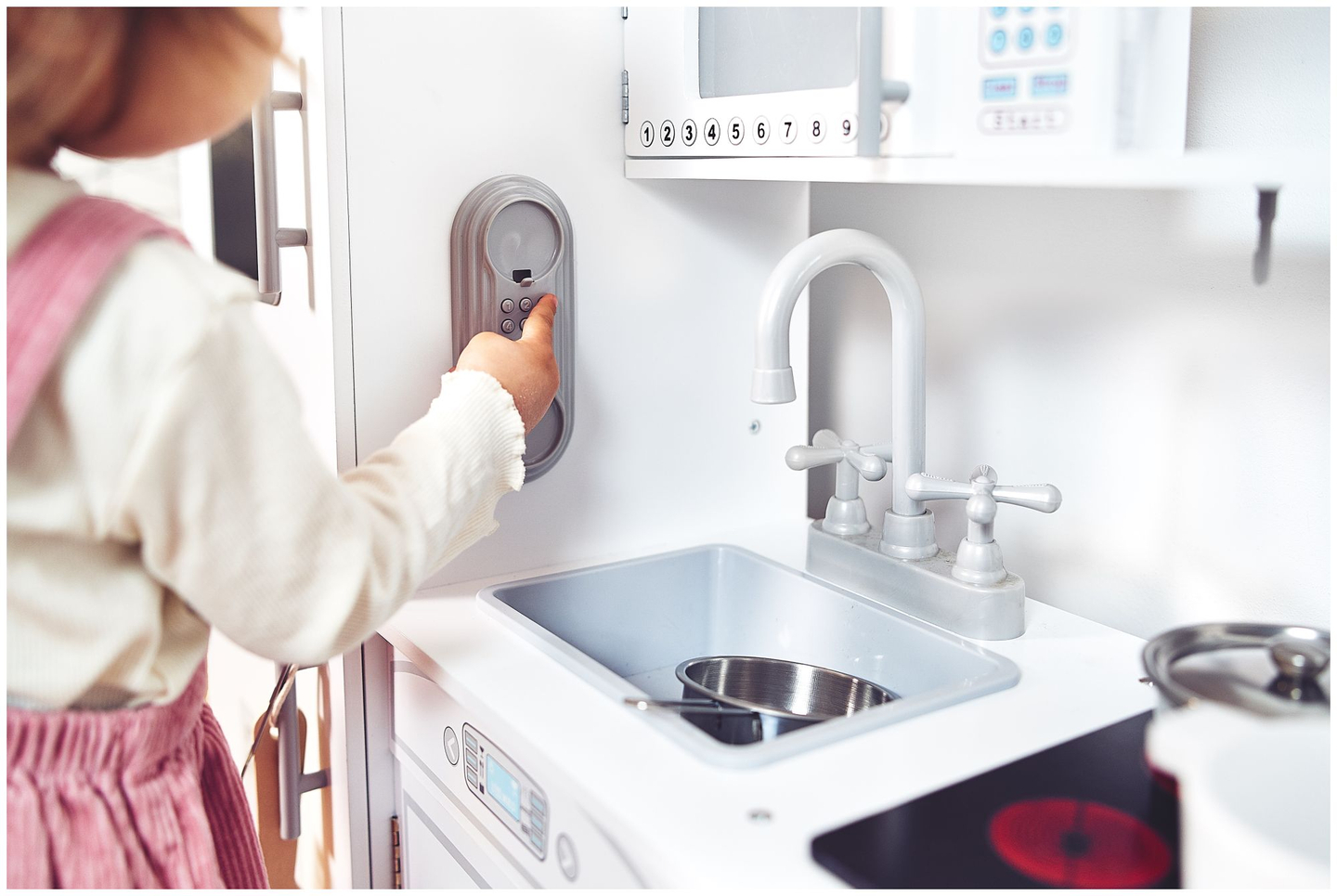 Suuret puiset valkoiset keittiötarvikkeet ja esiliina