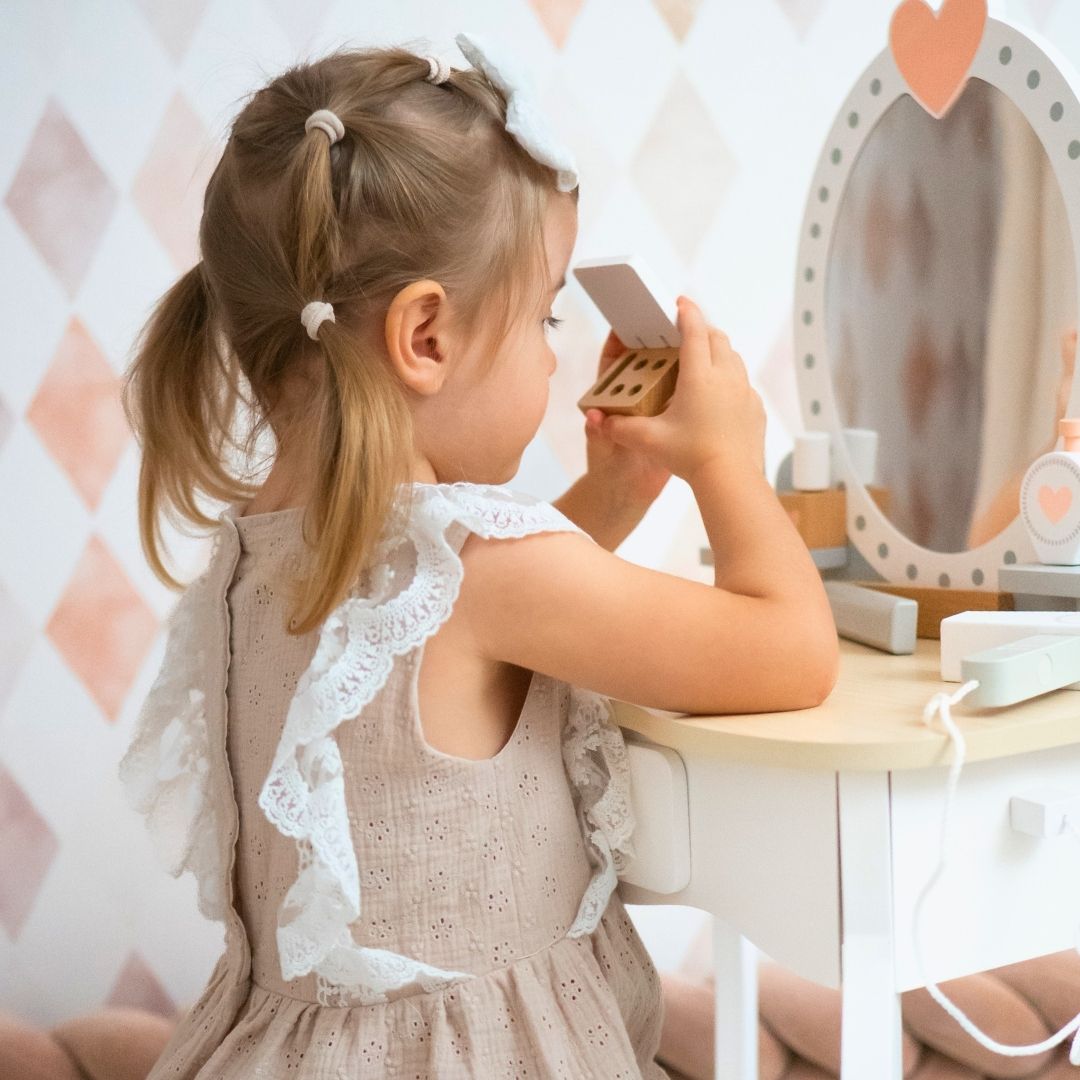 Puinen pukeutumispöytä jakkaralla ja lisävarusteilla