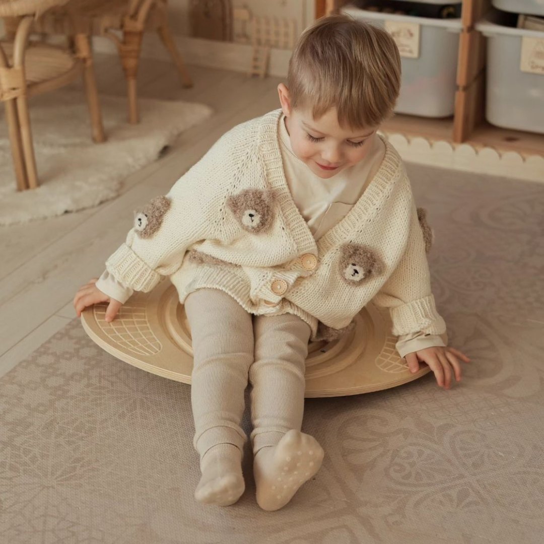 Puinen tasapainolauta, jossa on labyrintti ja palloja - tasapaino keinutin