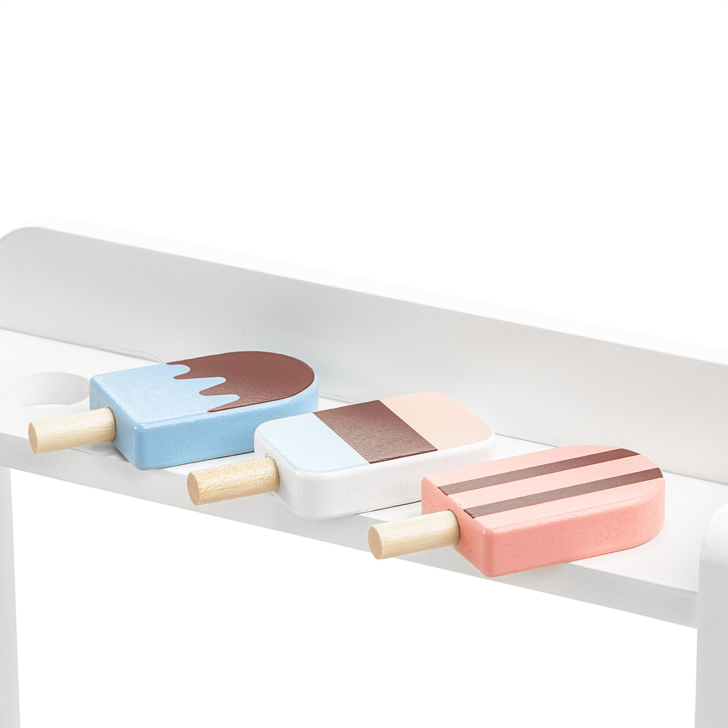 Puinen jäätelöbaari kahvinkeittimellä - kahvila tarvikkeineen