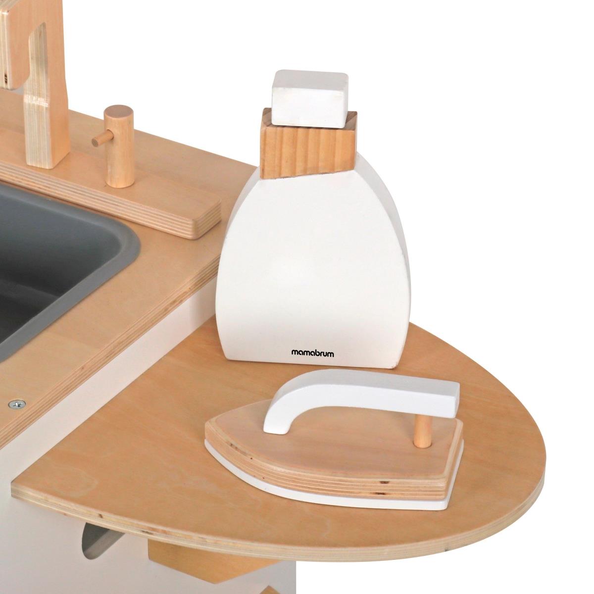 Puinen pyykinpesukone, jossa on silitysrauta, kori ja pesunestettä