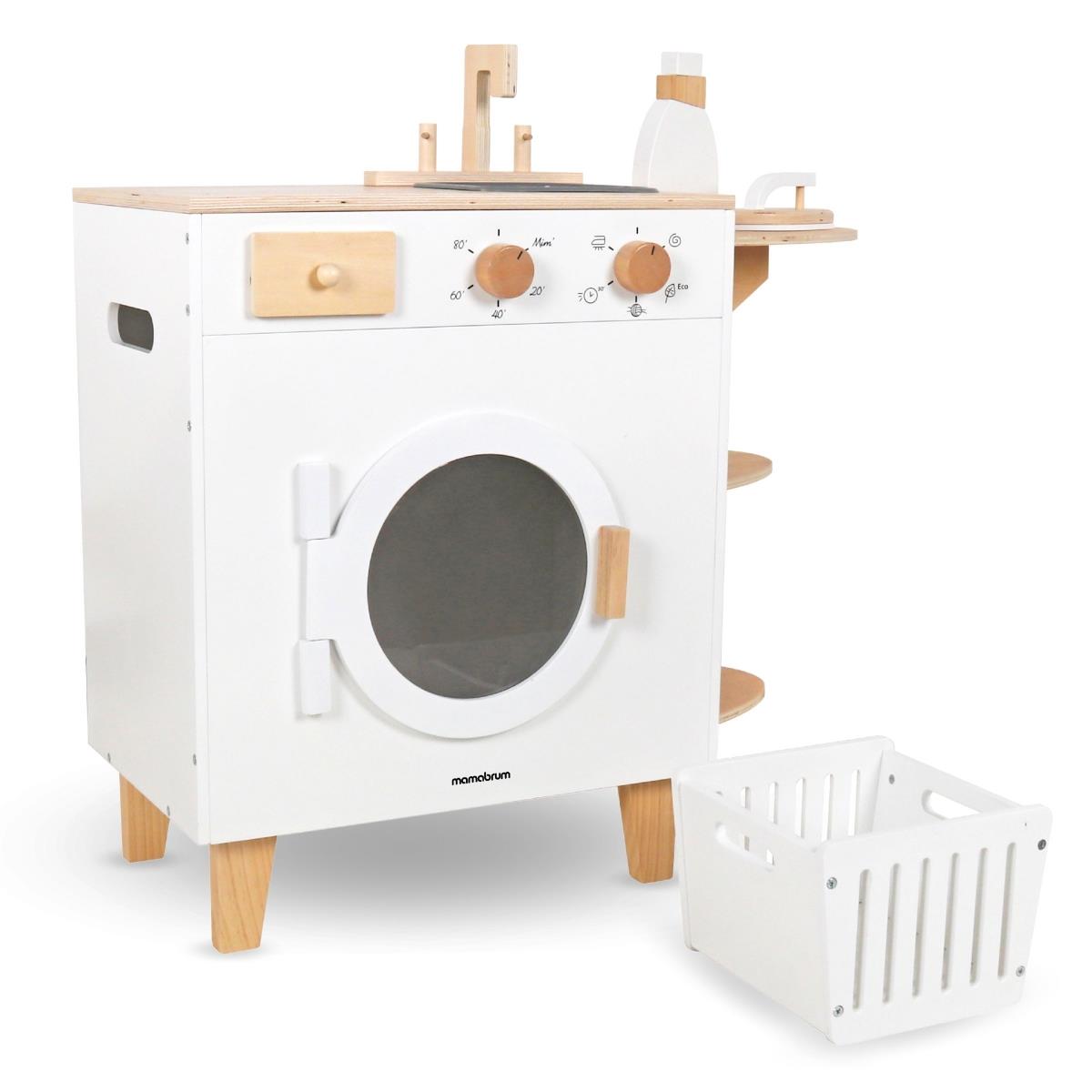 Puinen pyykinpesukone, jossa on silitysrauta, kori ja pesunestettä