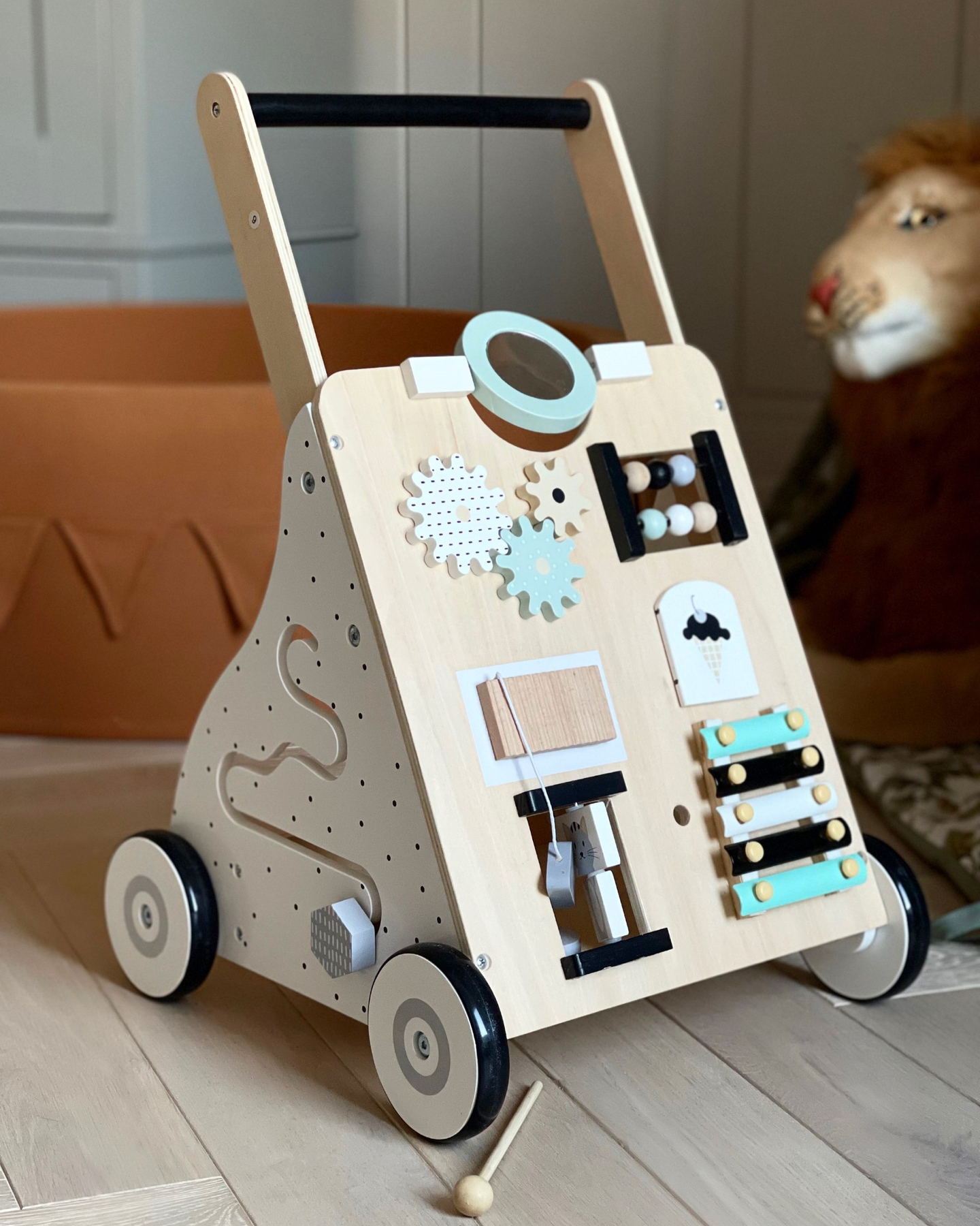 Puinen, opettavainen kävelytuoli / lastenrattaat - manipulatiivinen lautanen