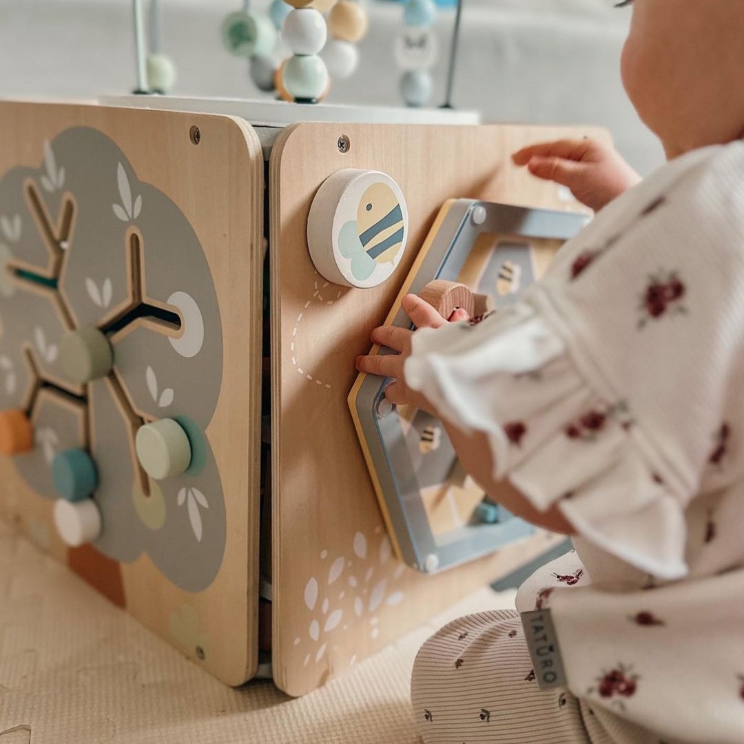 Suuri puinen toimintakuutio, jossa on silmukka - Montessori