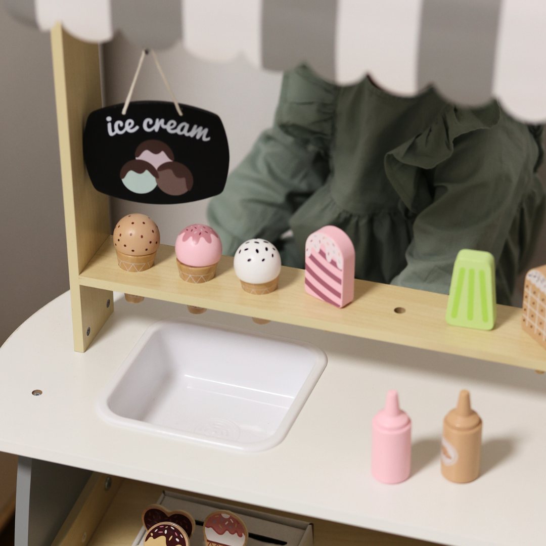 Puinen jäätelöbaari pyörillä - jäätelövaunu - jäätelövaunu