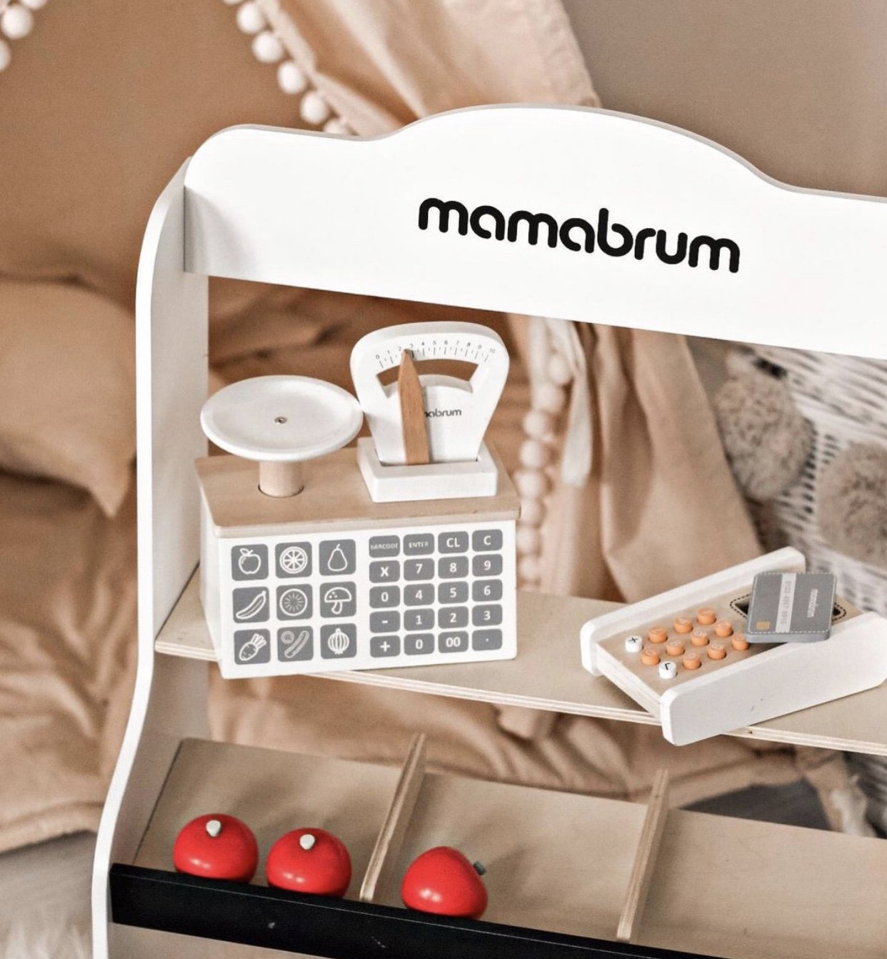 Minimarketti - kauppa, jossa on vaaka, terminaali, maksukortti ja hedelmiä