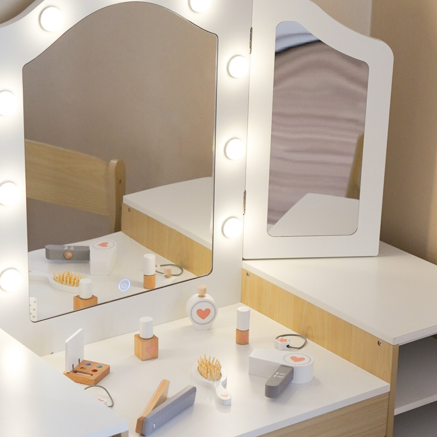 Puinen lasten pukeutumispöytä tuolilla, tarvikkeilla ja LED-valaistuksella