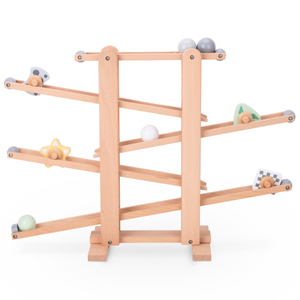 Suuri puinen umpikuja - liukumäki, jossa on pyöriviä elementtejä