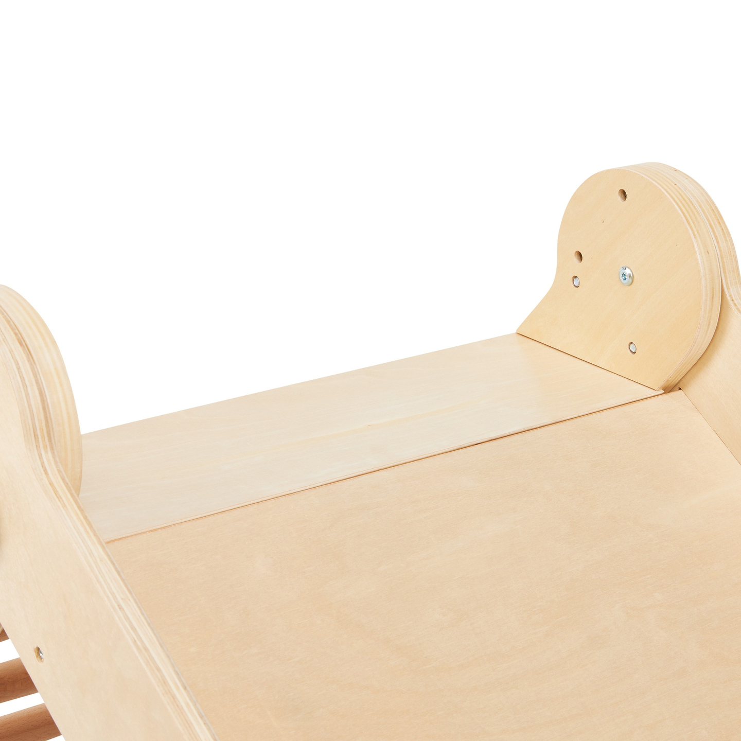 Puinen liukumäki tikkailla lapsille