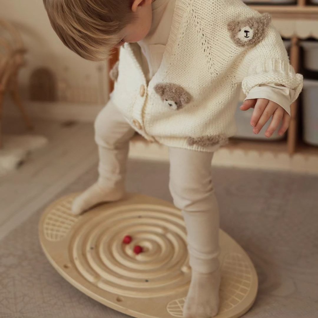 Puinen tasapainolauta, jossa on labyrintti ja palloja - tasapaino keinutin