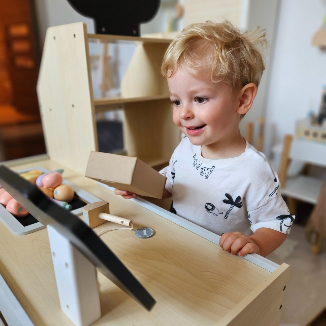 Puinen vihannesmarkkinat - suuri XXL-koju, myymälä, jossa on leikkikassakone