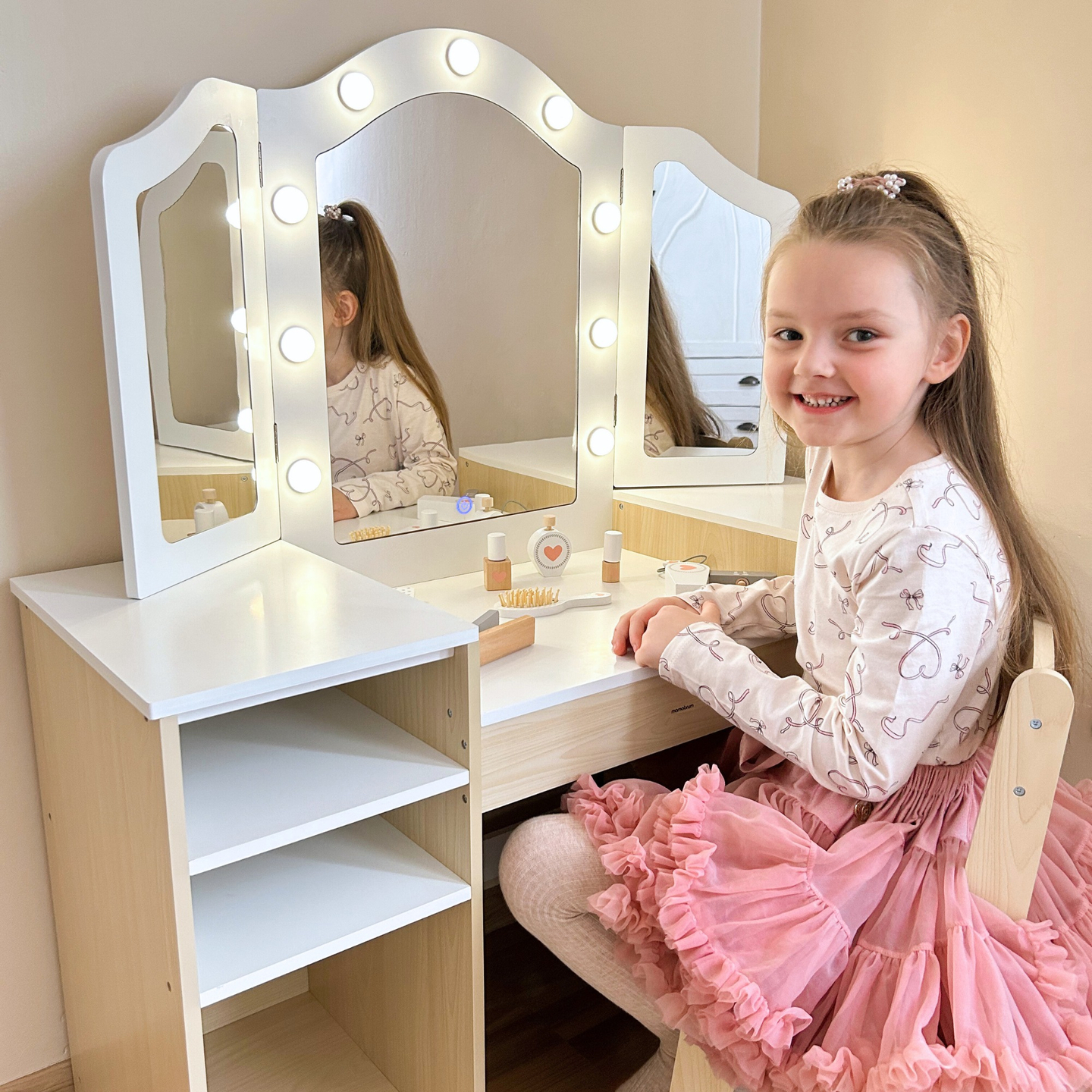 Puinen lasten pukeutumispöytä tuolilla, tarvikkeilla ja LED-valaistuksella