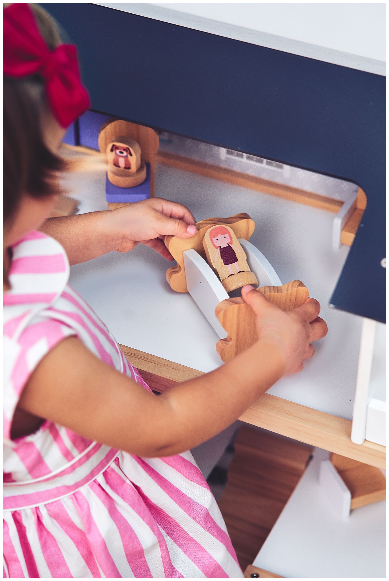 Valkoinen puinen nukkekoti tarvikkeineen 18 kpl.