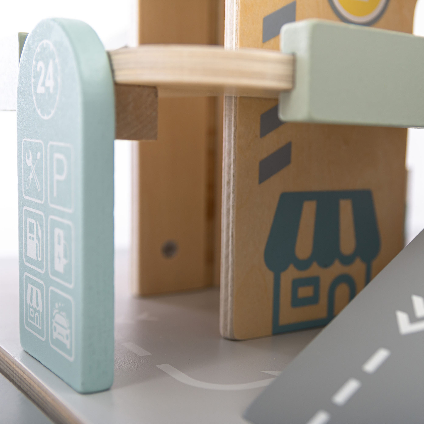 Puinen, kolmikerroksinen lasten autotalli varusteineen – pysäköintialue, huoltoasema, autopesula, helikopteri