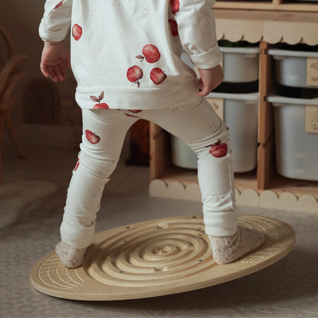 Puinen tasapainolauta, jossa on labyrintti ja palloja - tasapaino keinutin