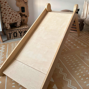 Puinen liukumäki tikkailla lapsille