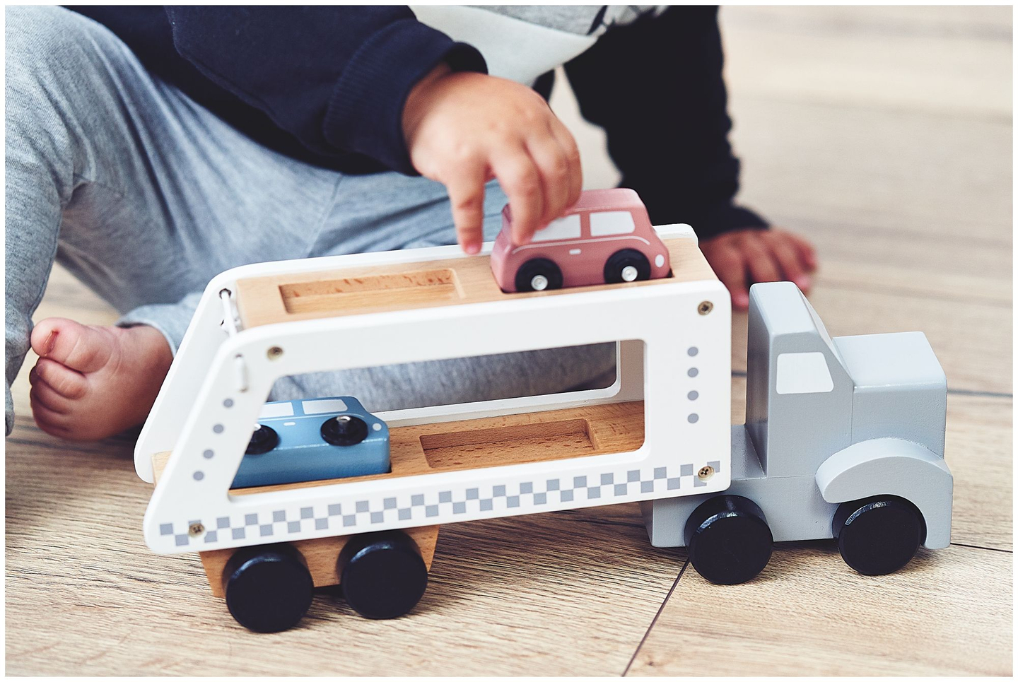 Puinen kuorma-auton perävaunu, jossa on 4 autoa