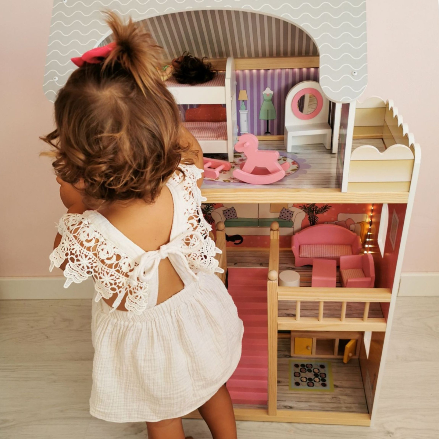 Suuri puinen 3-kerroksinen nukkekoti, jossa on terassi, kalustesarja ja LED-valaistus!