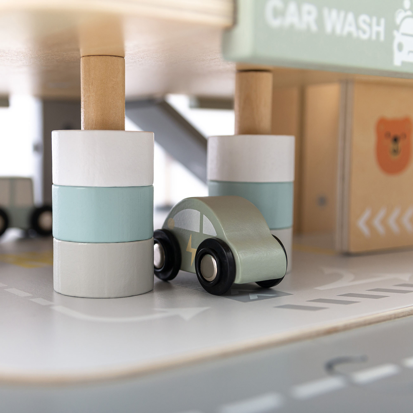 Puinen, kolmikerroksinen lasten autotalli varusteineen – pysäköintialue, huoltoasema, autopesula, helikopteri