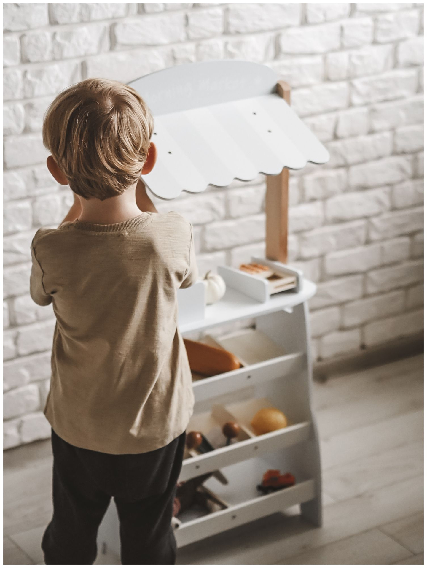 Vihanneskauppa - puinen koju, jossa on laatikoita, kassakone ja terminaali