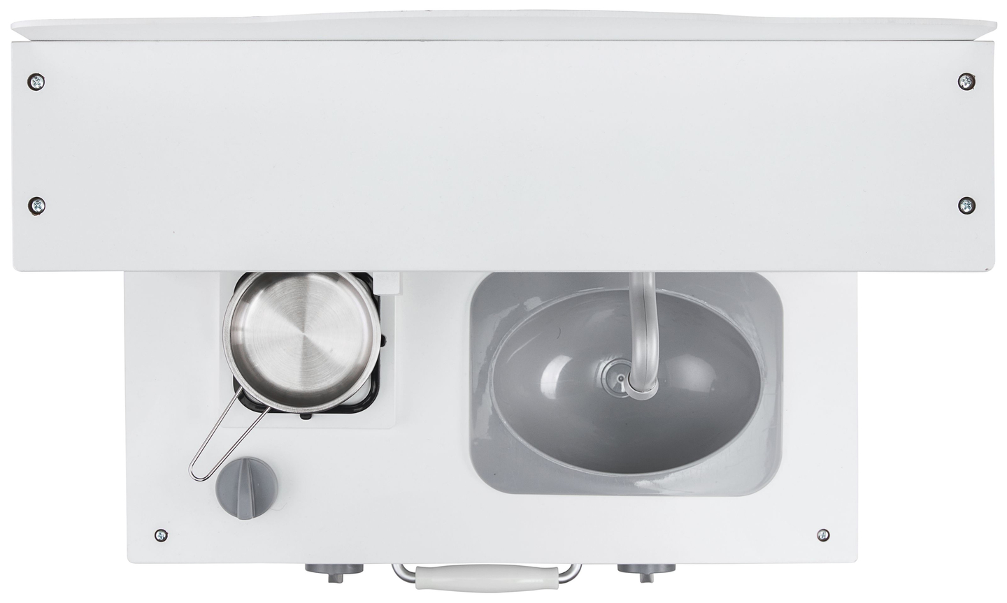 Valkoinen puinen keittiö esiliinalla, tarvikkeilla ja LED-valaisimella varustettuna