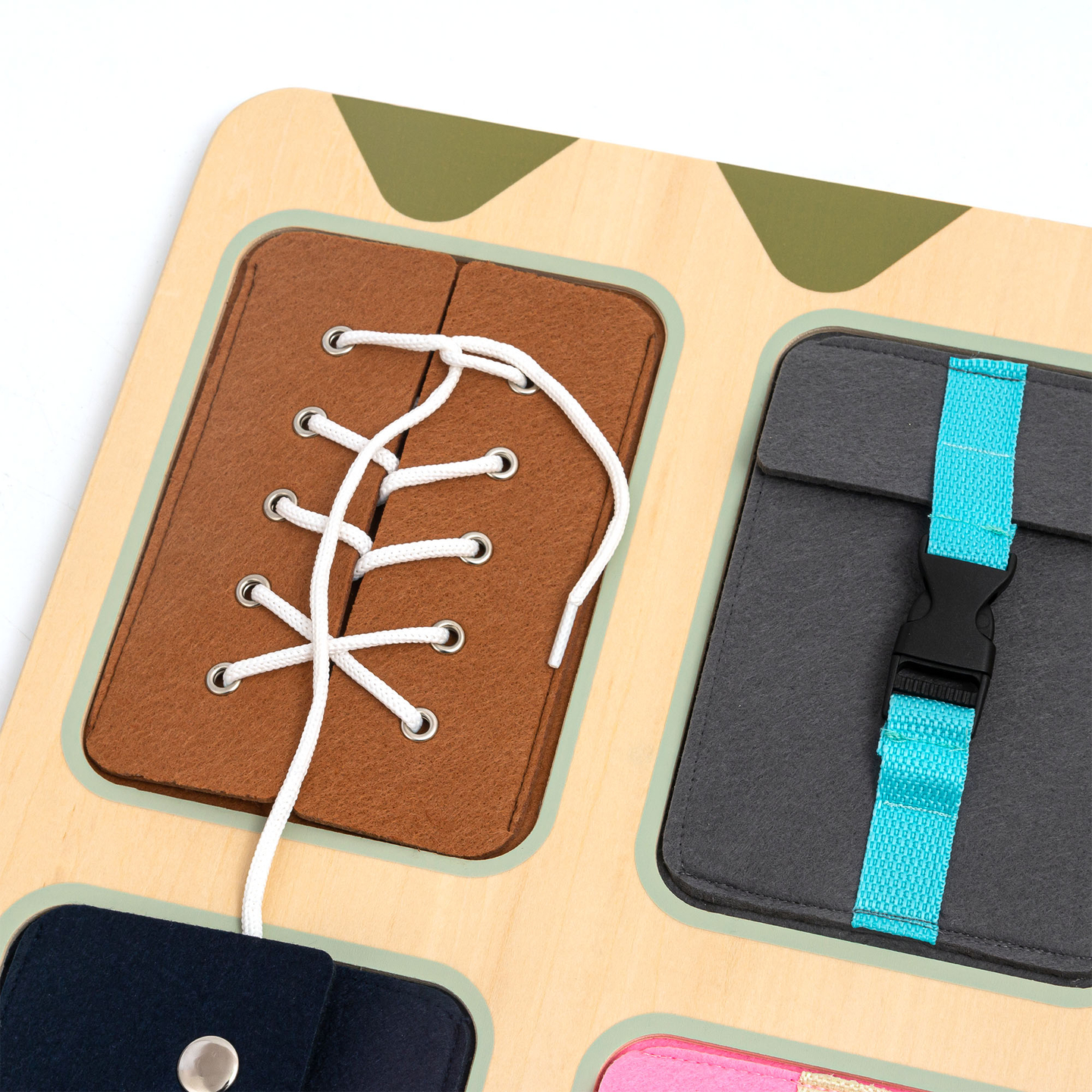 Puinen Montessori-manipulaatiolauta – Aistillinen itsenäisyyden oppiminen - nauhat, soljet, napit, nepparit, vetoketju