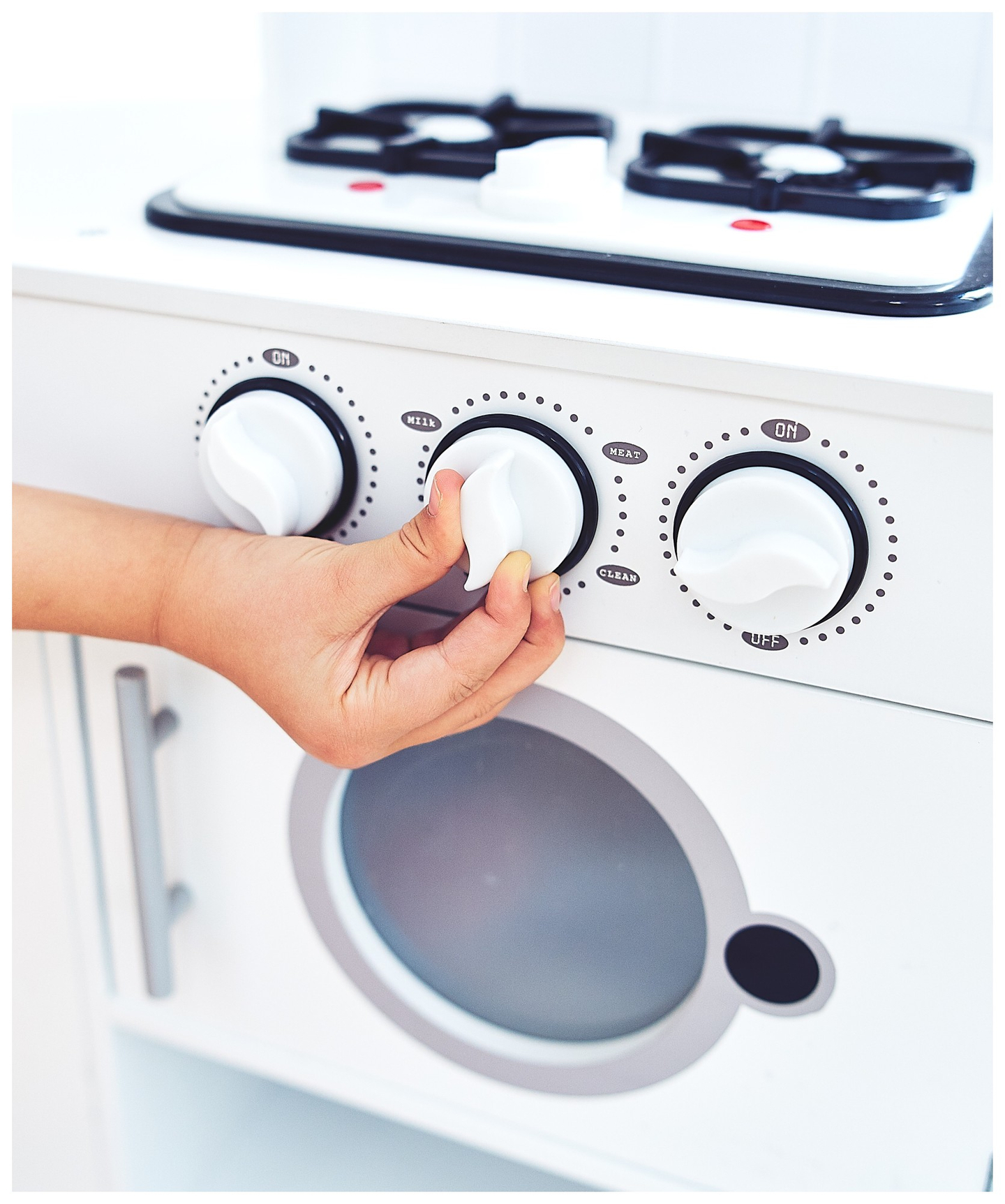 Kulma puinen XXXL-keittiö, jossa on jääkaappi, uuni, pesukone, esiliina ja tarvikkeet