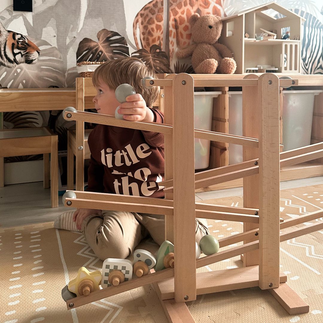 Suuri puinen umpikuja - liukumäki, jossa on pyöriviä elementtejä