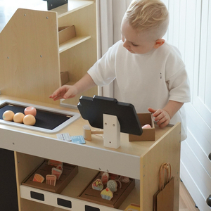 Puinen vihannesmarkkinat - suuri XXL-koju, myymälä, jossa on leikkikassakone