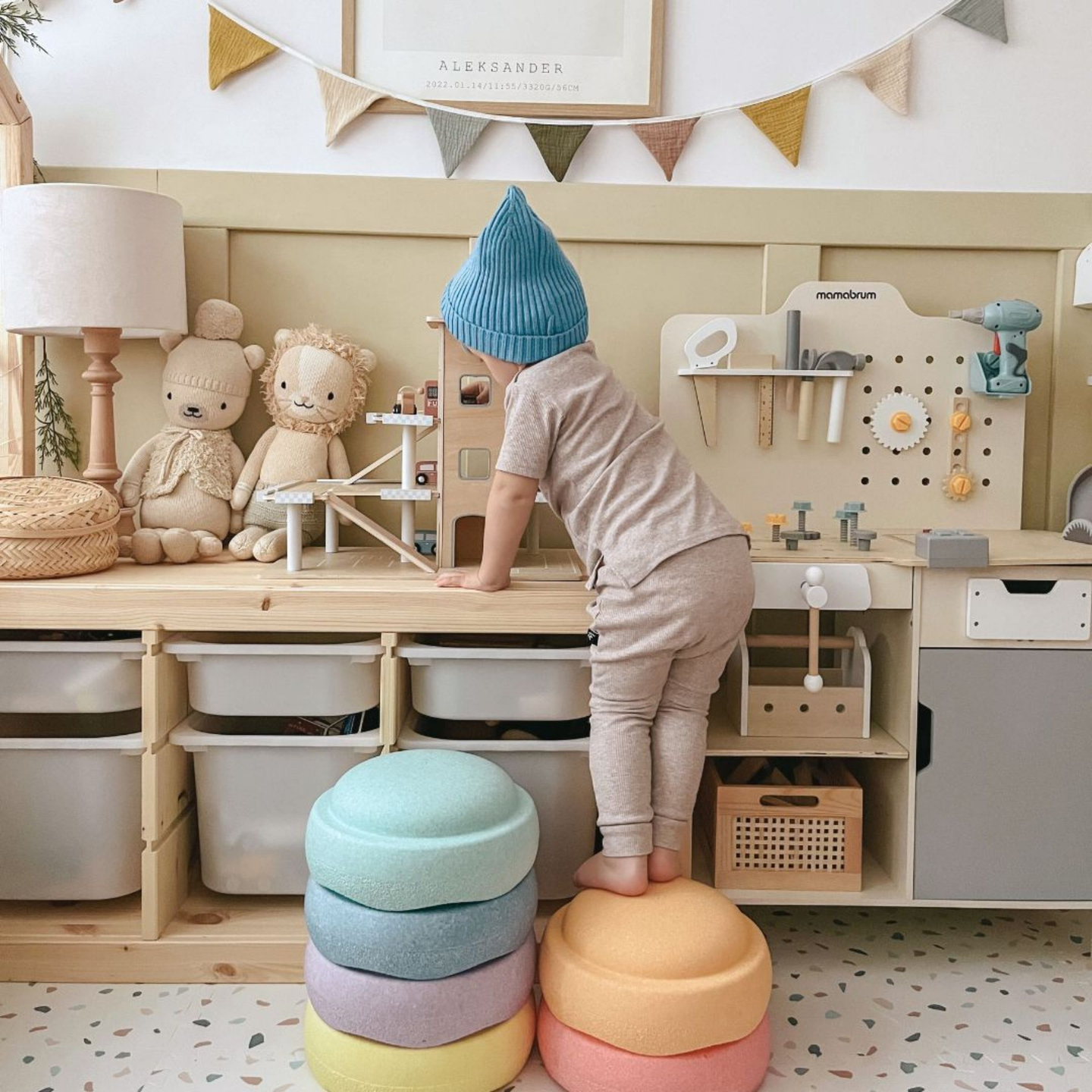 Puinen kolmikerroksinen parkkihalli, jossa on hissi - autotalli, jossa on autoja ja helikopteri