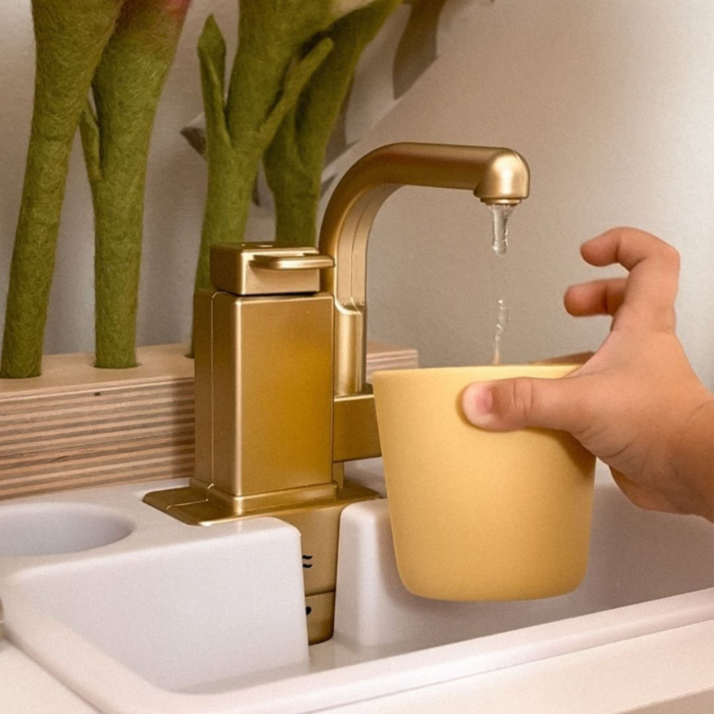 XXXXL suuri puinen interaktiivinen keittiö, jossa on LED-valaistus, pesukone, mikroaaltouuni, kahvinkeitin sekä hedelmä- ja vihannesvalikoima - 50 elementtiä