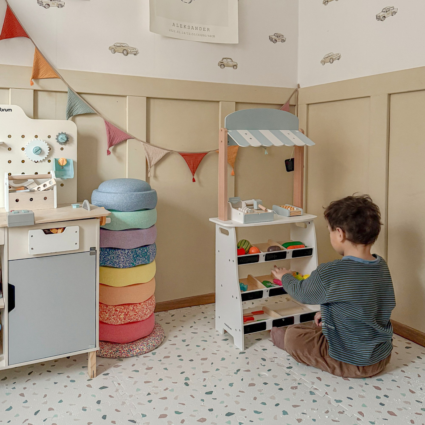 Vihanneskauppa - puinen koju, jossa on laatikoita, kassakone ja terminaali