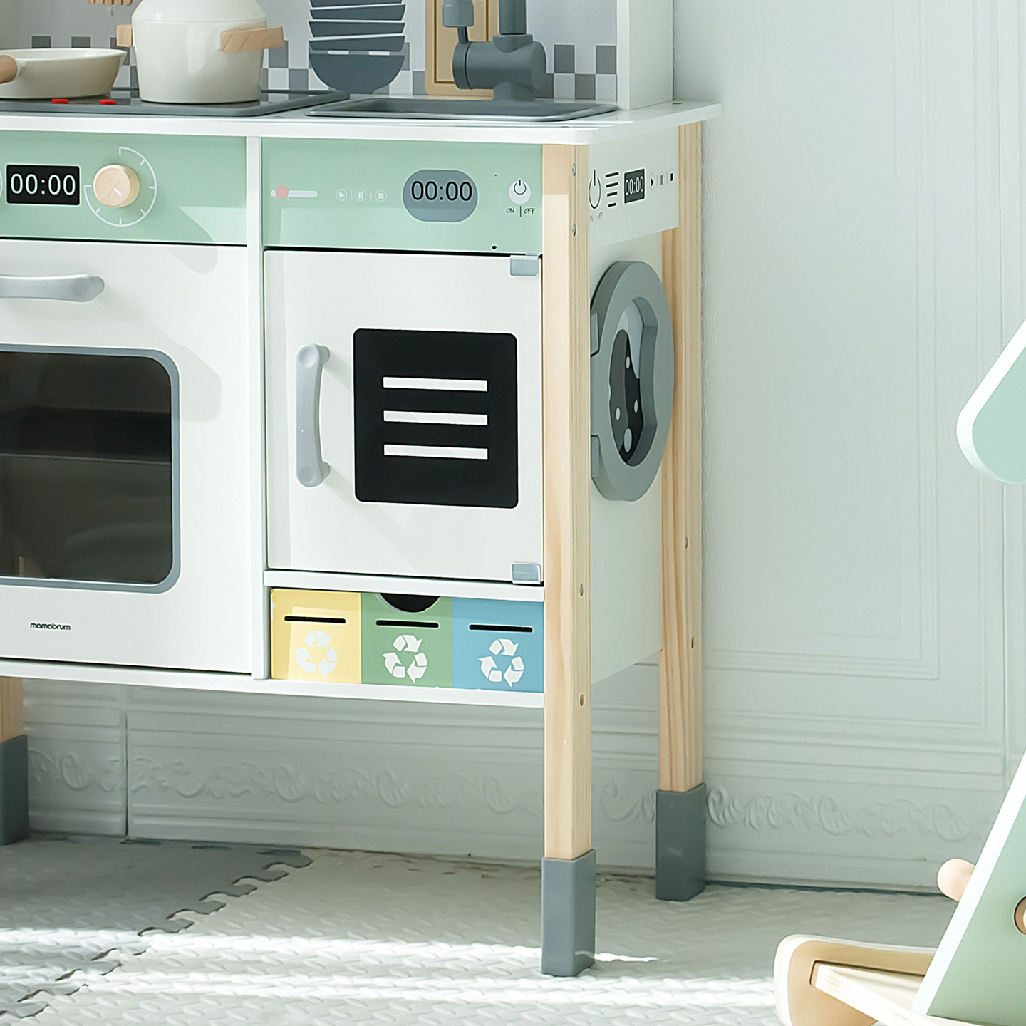 Interaktiivinen keittiö, jossa on pesukone, astianpesukone ja liitutaulu