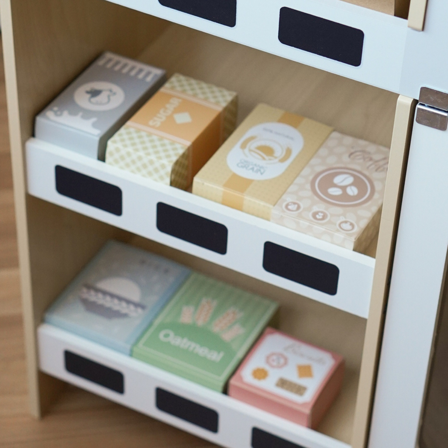 Puinen vihannesmarkkinat - suuri XXL-koju, myymälä, jossa on leikkikassakone