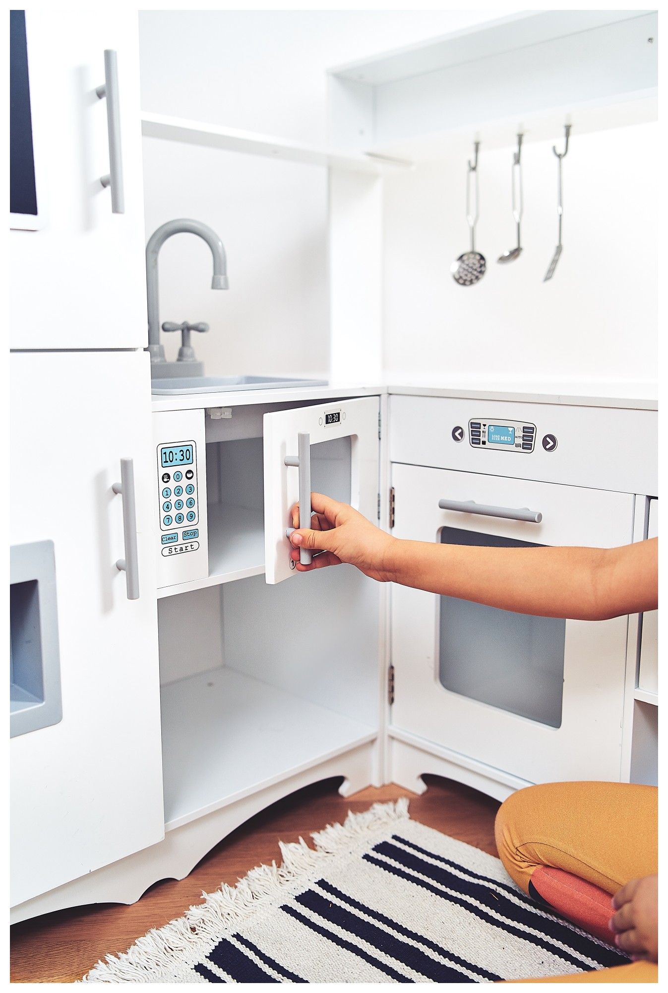 Kulma puinen XXXL-keittiö, jossa on jääkaappi, uuni, pesukone, esiliina ja tarvikkeet