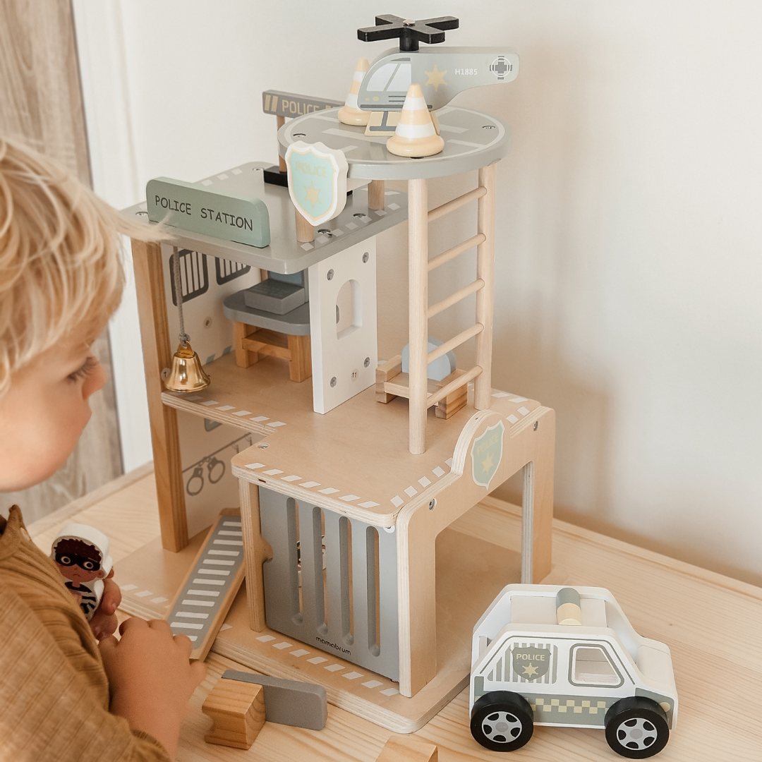 Puinen poliisiasema tarvikkeineen