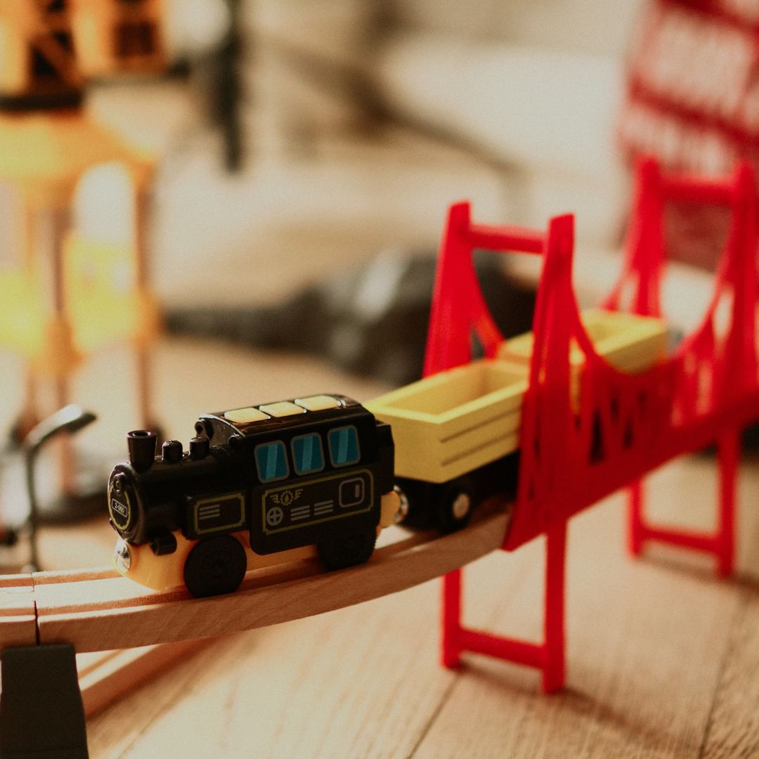 Puinen rautatie, akkujuna - Kaupunki: raiteet, autot, silta, lentokenttä