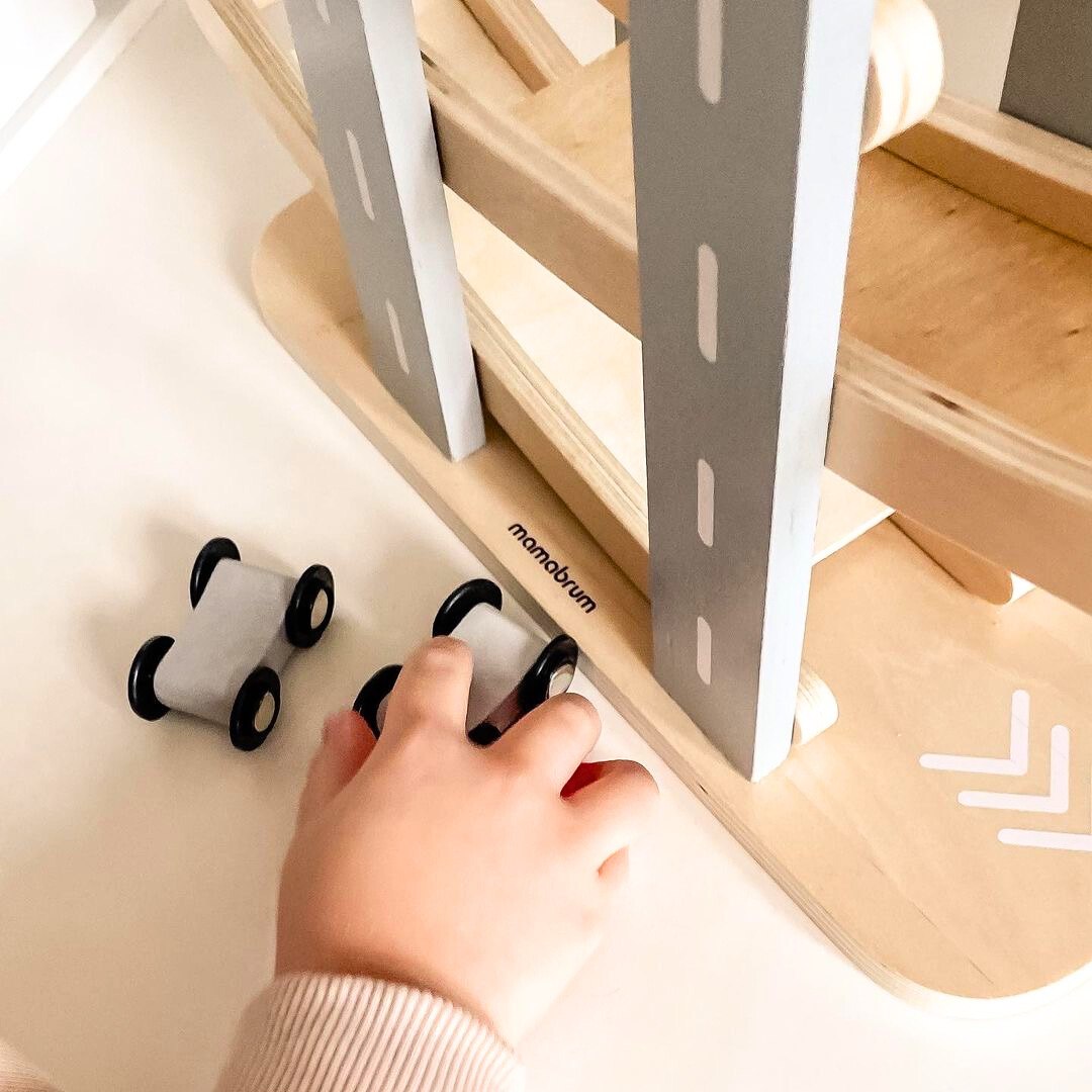 Puinen rata - liukumäki autoille - 6 kerrosta