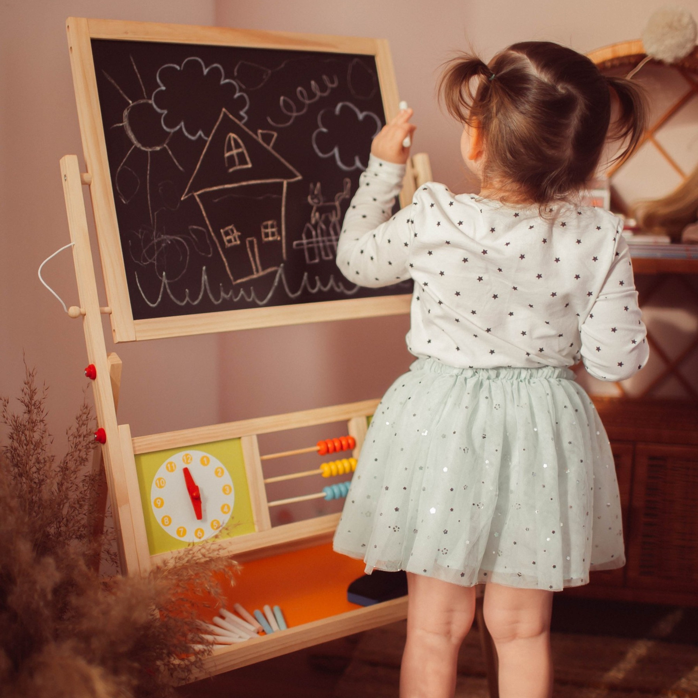 Suuri kaksipuolinen opettavainen taulu: magneettinen ja liitutaulu - kuivapyyhintätaulu, puinen