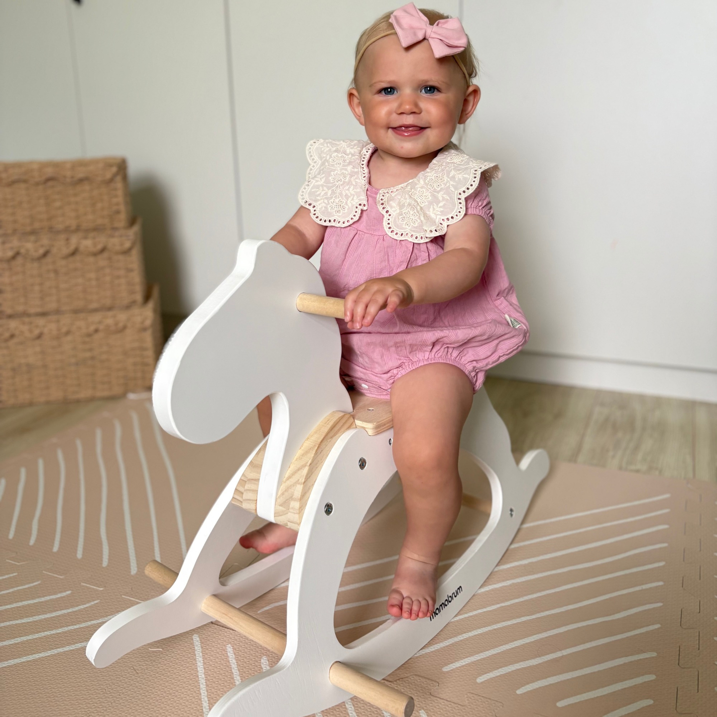 Puinen keinuhevonen - valkoinen - alkaen 12 kuukautta.