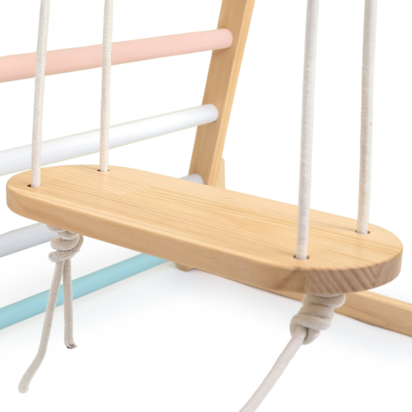 Puinen sisäleikkipuisto, jossa on keinu, voimistelurenkaat ja kiipeilyverkko