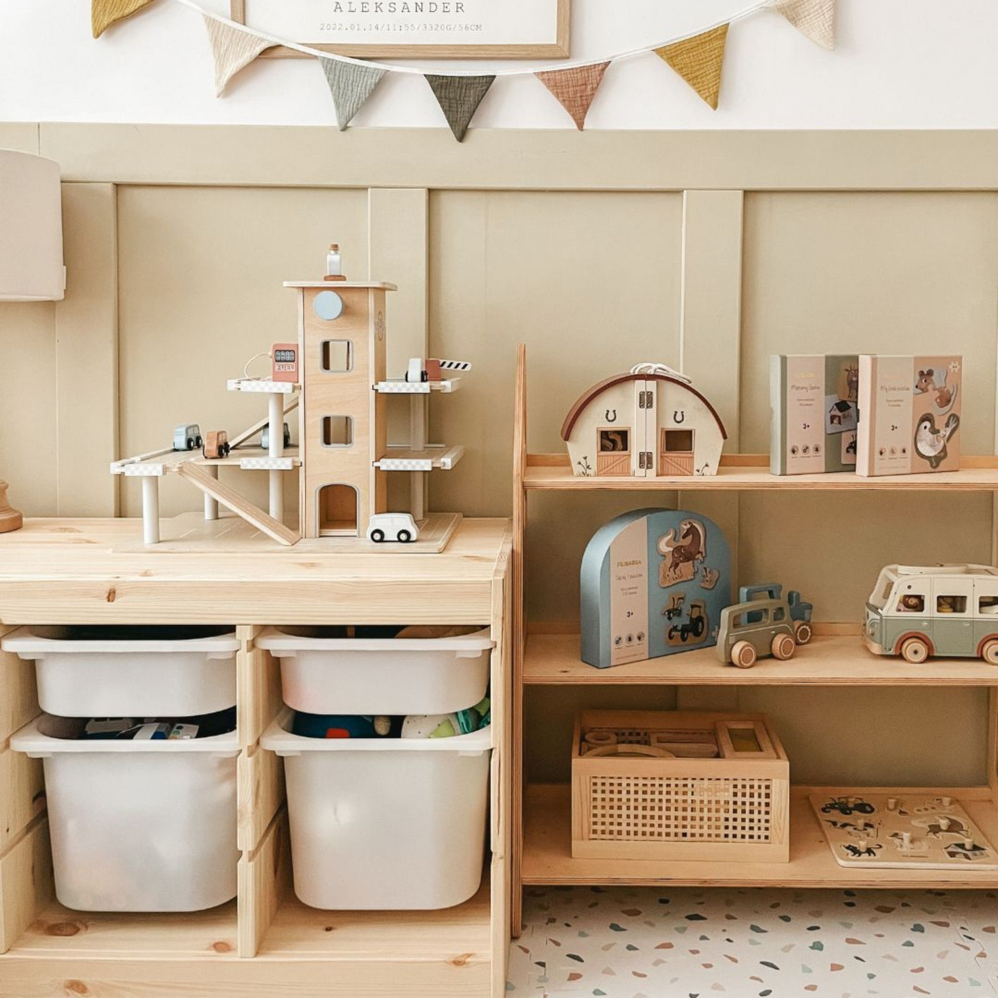 Puinen kolmikerroksinen parkkihalli, jossa on hissi - autotalli, jossa on autoja ja helikopteri